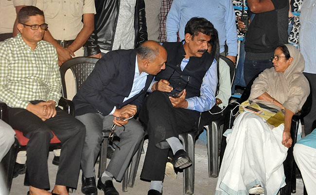 कोलकाता में हाईवोल्टेज ड्रामा, कमिश्नर राजीव कुमार के घर पहुंचे CBI अधिकारियों और पुलिसकर्मियों की भिड़ंत के बाद CM ममता बनर्जी धरने पर