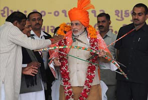 एसआईटी रिपोर्ट : मोदी को 'क्लीन चिट' पर उठ रहे हैं सवाल