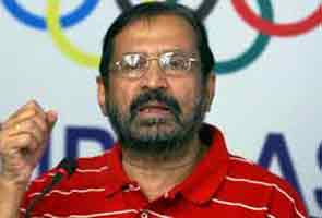 कलमाडी ने माकन पर निशाना साधा, मांगा इस्तीफा