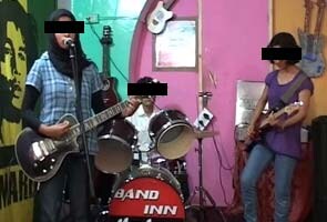 कश्मीरी लड़कियों के बैंड को ऑनलाइन धमकी देने वाले तीन आरोपी गिरफ्तार कश्मीरी लड़कियों के बैंड को ऑनलाइन धमकी देने वाले तीन आरोपी गिरफ्तार