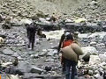 उत्तराखंड : राशन के लिए लोग जोखिम में डाल रहे हैं जान