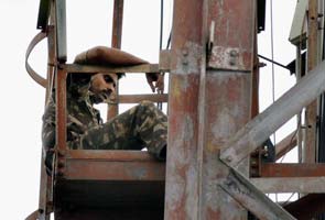 चौथे दिन भी मोबाइल टावर से नीचे नहीं उतरा जवान