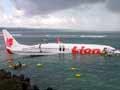 बाली में रनवे से फिसलकर समुद्र में गिरा विमान, 45 लोग घायल