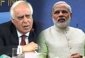 मोदी को नहीं मिले सिब्बल के भेजे दो टैबलेट मोदी को नहीं मिले सिब्बल के भेजे दो टैबलेट