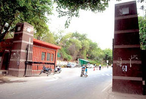 दिल्ली : जेएनयू में लड़की पर जानलेवा हमला, हमलावर ने की खुदकुशी