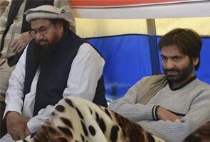अफजल की फांसी : धरने पर बैठे मलिक के साथ मंच साझा किया सईद ने अफजल की फांसी : धरने पर बैठे मलिक के साथ मंच साझा किया सईद ने
