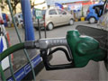 तेल कंपनियों को प्रति लिटर पेट्रोल से दो रुपये का फायदा, जनता फिर भी त्रस्त
