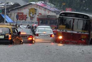 मुंबई में भारी बारिश के आसार, लोगों को घरों से बाहर न जाने की सलाह