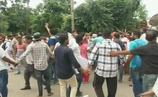 डेरा सच्चा सौदा प्रमुख राम रहीम के समर्थकों ने पत्रकारों पर बोला हमला, NDTV की ओबी वैन को किया आग के हवाले