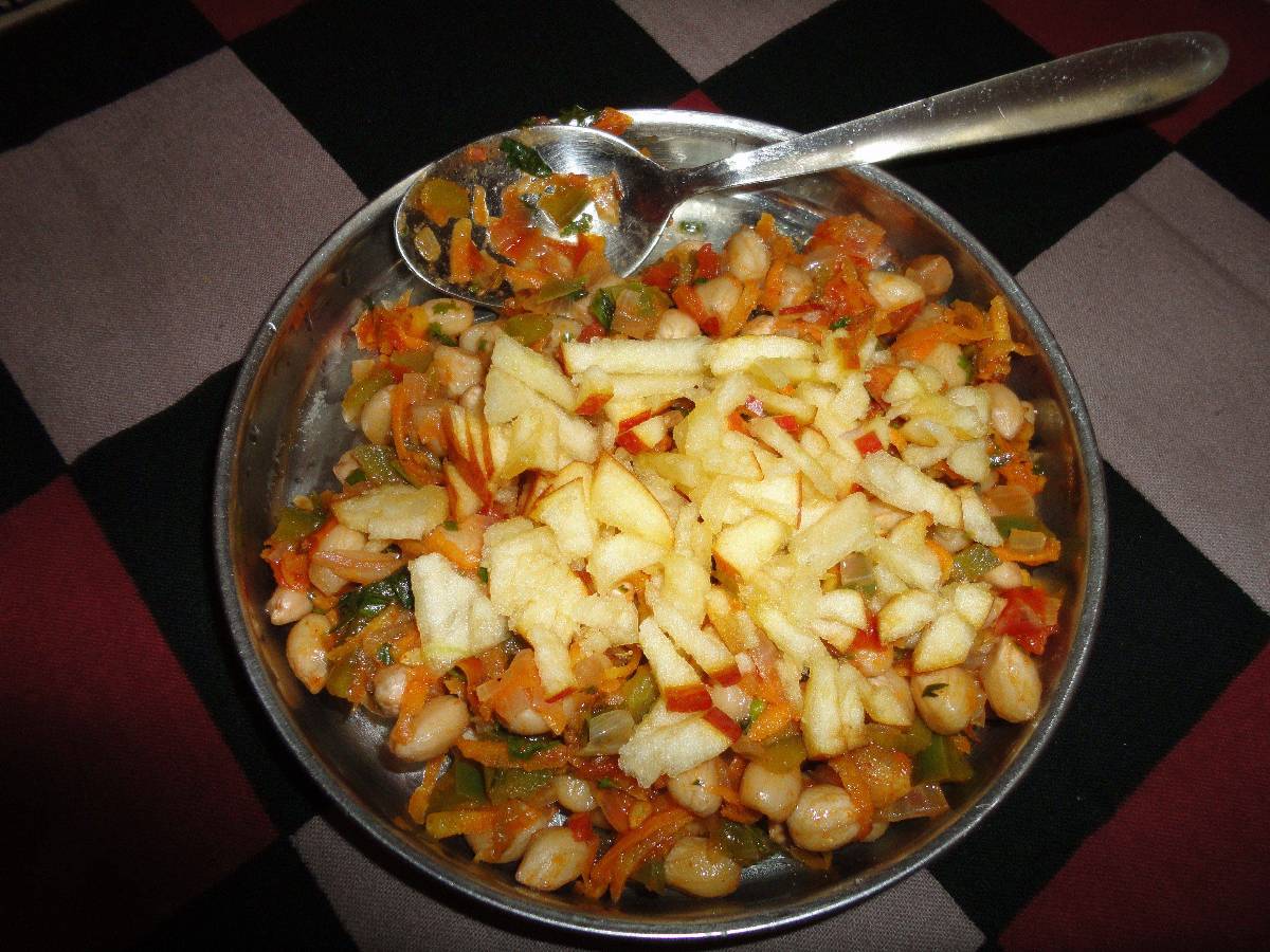 Fresh Ground Nut Chaat With Crushed Apple