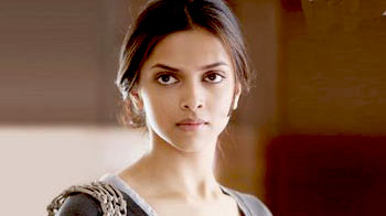 दीपिका की पार्टी में पुलिस का खलल