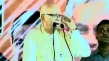 Video : Manmohan Singh PM only in name, Sonia Gandhi calls the shots: Advani