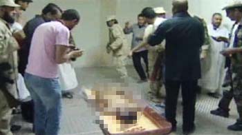 Libyans throng to see Gaddafi's displayed corpse