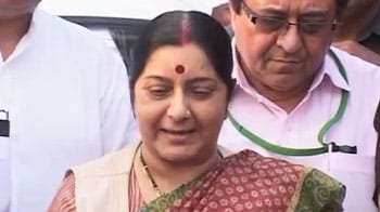 Video : Cash-for-Votes scam: Sushma Swaraj meets Sudheendra Kulkarni in jail