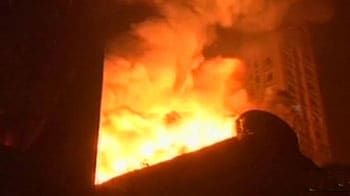 Videos : पटाखे से लगी गोदाम में आग