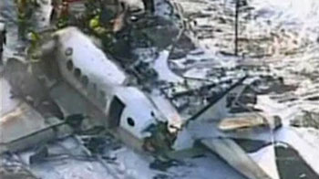 Video : Watch plane crashes on street, pedestrian injured