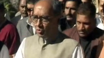 श्री श्री, अन्ना पर दिग्विजय का निशाना