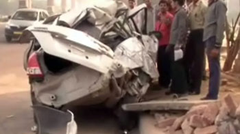 मेट्रो पिलर से टकराई कार, 3 मरे