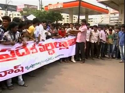 Video : Telangana tussle: United Andhra Pradesh supporters step up protests