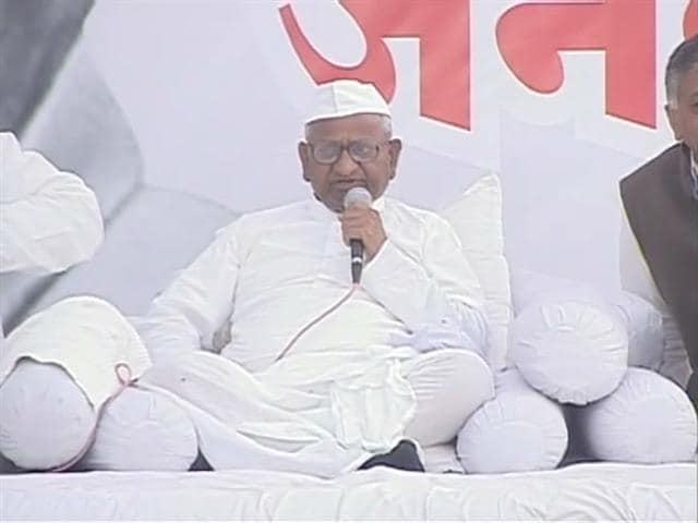 Video : Anna Hazare on spat between VK Singh, AAP member