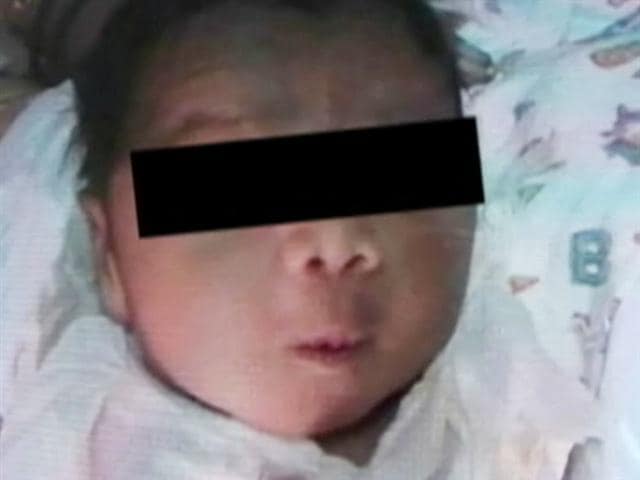 Video : Mumbai: Baby found abandoned at railway station