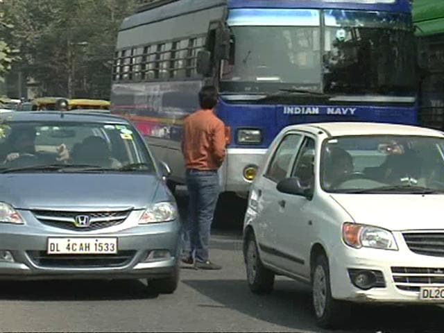 Video : Delhi: 1400 cars added to city's roads every day