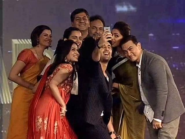 Video : An epic celeb selfie at the Indian Of The Year Awards