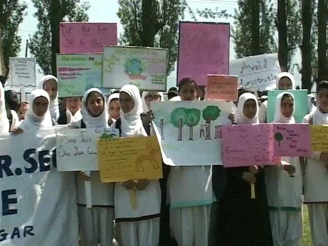 Video : Students From Srinagar Join The Signature Drive