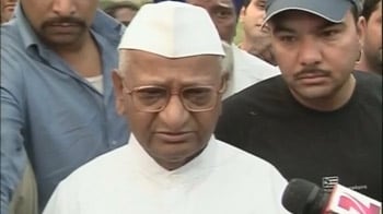 Video : Anna Hazare in Delhi, ends his 19-day maun vrat at Rajghat