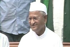 Follow Uttarakhand example, says Anna after ending maun vrat Follow Uttarakhand example, says Anna after ending maun vrat