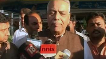 'पीएम के लायक नहीं हैं मनमोहन'