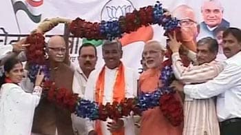 Advani shares dais with Modi, but remembers Nitish