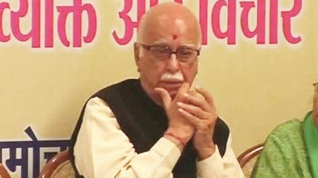Video : Advani breaks down with Rajnath praise