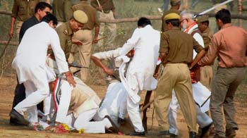Congress minister beats protestors at Rahul's rally