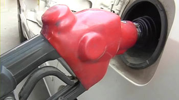 34 महीने में पहली बार घटे पेट्रोल के दाम