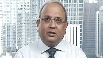 'Centre should prevent rupee from falling further'