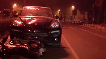 Video : Woman driving Porsche crashes into bike