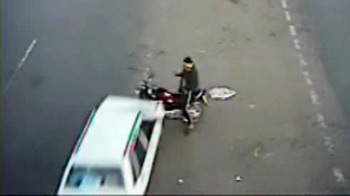कार ने बाइक को यूं मारी टक्कर...