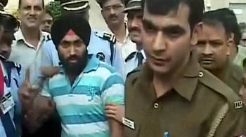 गुस्साए शख्स ने पवार को मारा थप्पड़