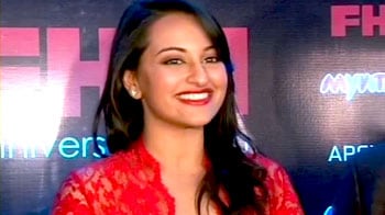 Video : Sonakshi finds Hrithik hotter than the rest
