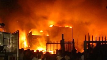 मुंबई में भीषण आग में सैकड़ों दुकानें खाक