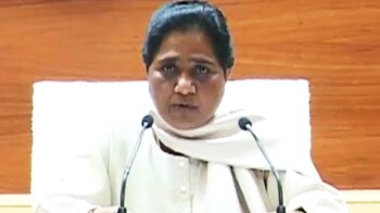 माया बनाम राहुल, वॉलमार्ट पर सियासत