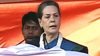 युवाओं को राजनीति में लाएं : सोनिया