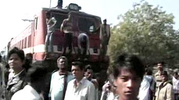 Video : Bhopal gas tragedy: Activists begin rail roko