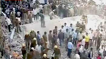 Videos : दिल्ली में इमारत गिरी, चार मरे