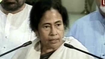 Video : Pranab told me Centre has decided to put FDI on hold: Mamata