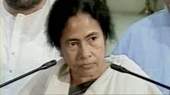 एफडीआई पर सरकार ने हाथ खींचे : ममता