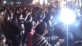 Video : Delhi flash mob turns into a flop show