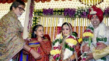 Video : Amitabh Bachchan attends the wedding of Mulayam Singh's son