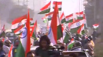 Video : Anna supporters take out car rally in Delhi